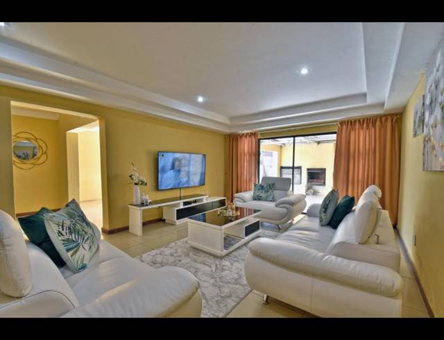 6 BEDROOM HOUSE FOR SALE IN SONNEVELD
